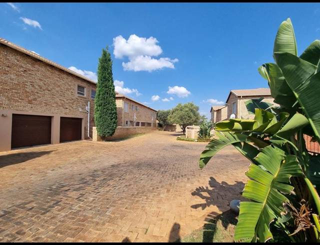 3 BEDROOM TOWNHOUSE FOR SALE IN HEUWELSIG ESTATE